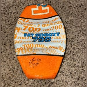 Pat Summit University of Tennessee Lady Vols 700 win basketball. Baden brand new